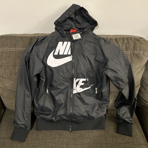 $110 Nike Windrunner Jacket GX Black / White AJ2974-010 Women’s Sz: XS - Picture 2 of 6